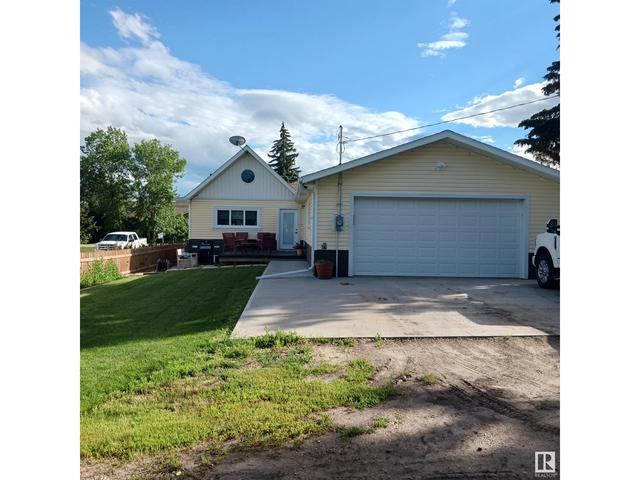 124 Main St, House detached with 3 bedrooms, 3 bathrooms and 4 parking in Camrose County AB | Image 2