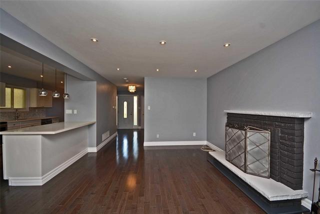 196 Summerfield Dr, House detached with 3 bedrooms, 4 bathrooms and 2 parking in Oakville ON | Image 2