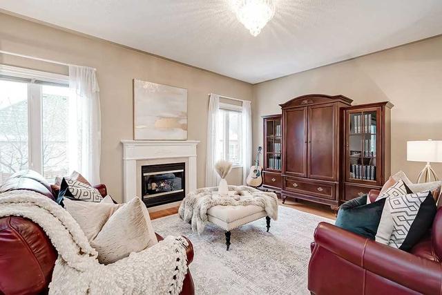 2567 Felhaber Cres, House detached with 3 bedrooms, 2 bathrooms and 4 parking in Oakville ON | Image 2