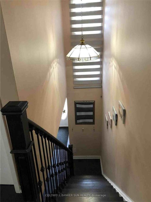 5 Foster Cres, Townhouse with 3 bedrooms, 3 bathrooms and 2 parking in Brampton ON | Image 6