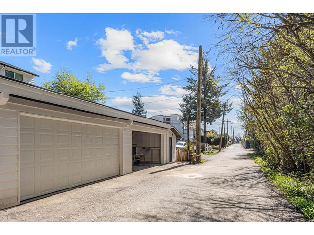 1953 Chesterfield Avenue, House detached with 4 bedrooms, 4 bathrooms and 2 parking in North Vancouver BC | Image 30