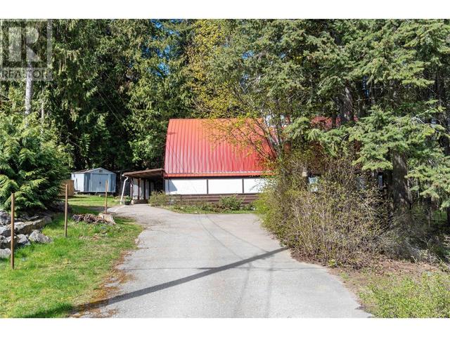 1398 Gillespie Road, House detached with 3 bedrooms, 2 bathrooms and 3 parking in Columbia Shuswap C BC | Image 4