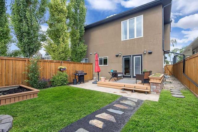 935 43 Street Sw, Home with 3 bedrooms, 3 bathrooms and 2 parking in Calgary AB | Image 4