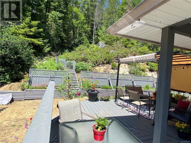 Back deck and yard | Image 37