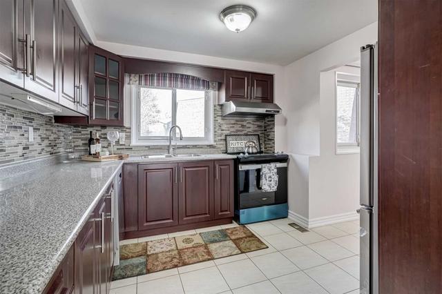 32 Rusty Crest Way, Townhouse with 3 bedrooms, 2 bathrooms and 2 parking in Toronto ON | Image 11