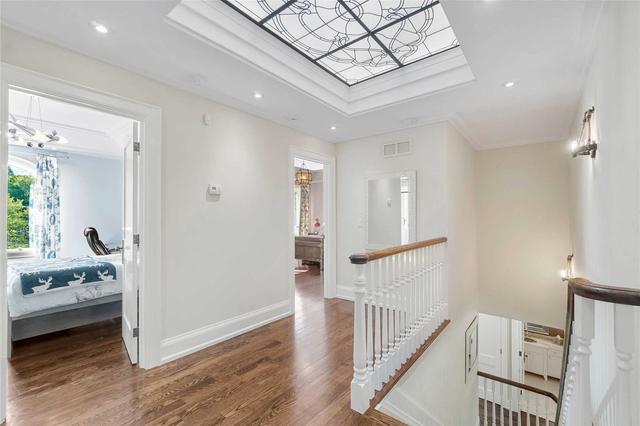 25 Sifton Crt, House detached with 4 bedrooms, 8 bathrooms and 9 parking in Toronto ON | Image 10