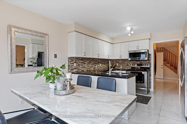 5935 Leeside Cres, House detached with 4 bedrooms, 4 bathrooms and 4 parking in Mississauga ON | Image 2