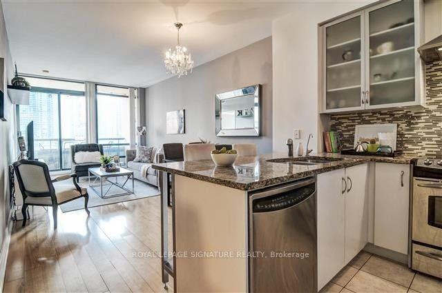 915 - 438 King St W, Condo with 1 bedrooms, 2 bathrooms and 1 parking in Toronto ON | Image 1