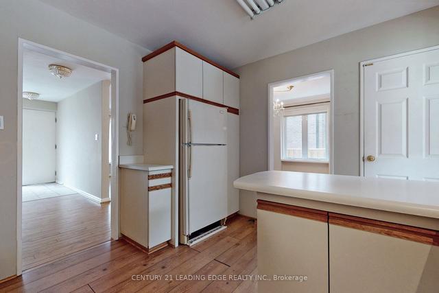 47 Southwell (Main) Dr, House detached with 2 bedrooms, 2 bathrooms and 3 parking in Toronto ON | Image 2