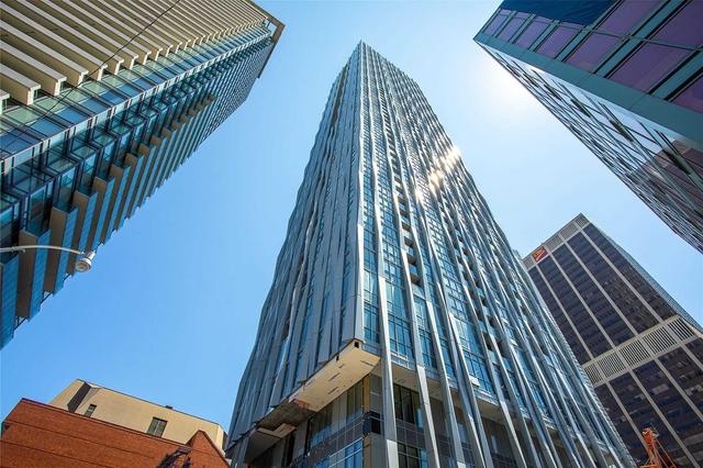 2405 - 1 Yorkville Ave, Condo with 3 bedrooms, 2 bathrooms and 1 parking in Toronto ON | Image 4