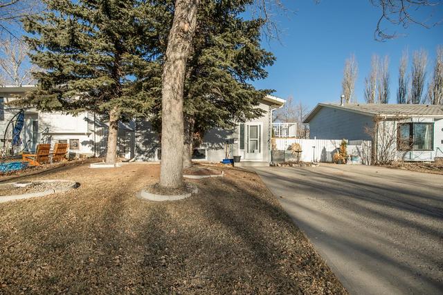 904 Red Crow Boulevard W, House detached with 4 bedrooms, 2 bathrooms and 2 parking in Lethbridge AB | Image 2
