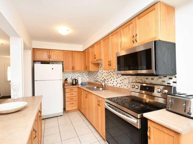 15 Todmorden Dr, House attached with 3 bedrooms, 2 bathrooms and 2 parking in Brampton ON | Image 10
