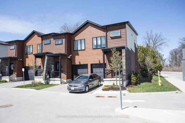 28 Stonehart Lane, House attached with 2 bedrooms, 3 bathrooms and 2 parking in Barrie ON | Image 1