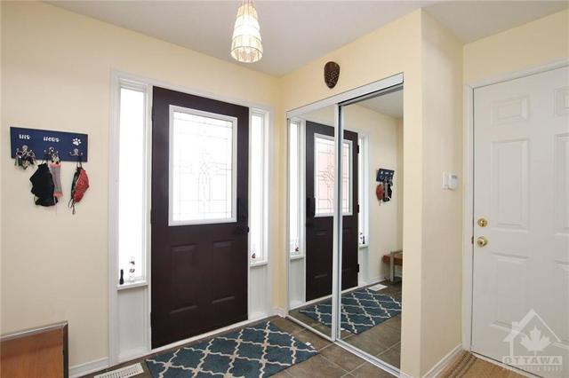 9 Macassa Circle, Townhouse with 3 bedrooms, 3 bathrooms and 3 parking in Ottawa ON | Image 3