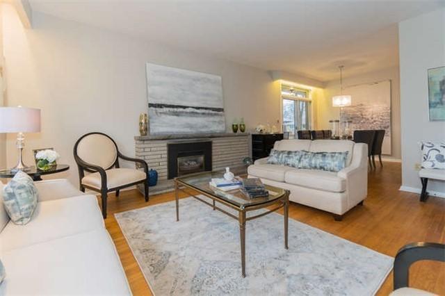 28 Commons Dr, House detached with 3 bedrooms, 2 bathrooms and 3 parking in Toronto ON | Image 3