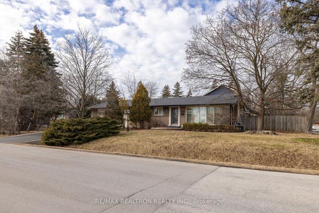 1402 Gainsborough Dr, House detached with 3 bedrooms, 2 bathrooms and 4 parking in Oakville ON | Image 1