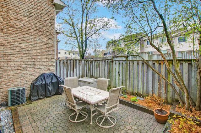 8 Chamberlain Crt, Townhouse with 3 bedrooms, 2 bathrooms and 2 parking in Ajax ON | Image 17