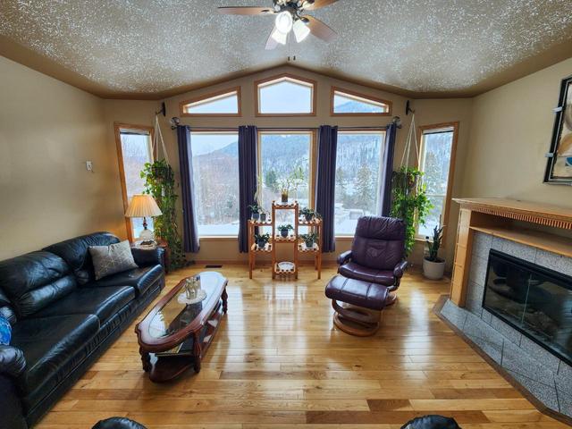 3637 Broadwater Rd, House detached with 3 bedrooms, 3 bathrooms and null parking in Central Kootenay J BC | Image 2