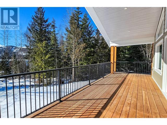 441 Galena Shores Road, House detached with 5 bedrooms, 3 bathrooms and 2 parking in Columbia Shuswap B BC | Image 35