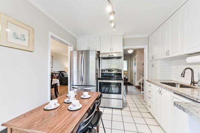toronto - 60 Beacham Cres, House detached with 4 bedrooms, 2 bathrooms and 5 parking in Toronto ON | Image 5