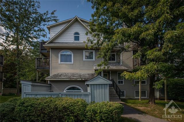 318 Tanguay Court, House attached with 2 bedrooms, 2 bathrooms and 1 parking in Ottawa ON | Image 2