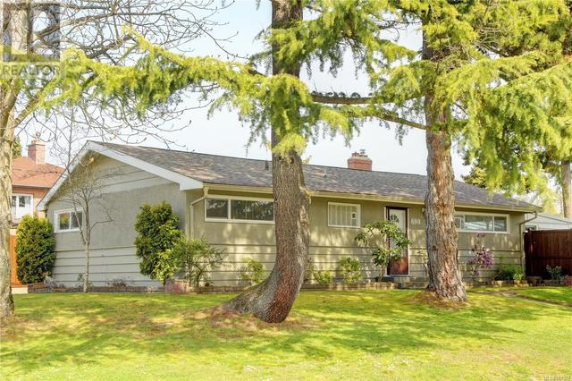 690 Baxter Ave, House detached with 4 bedrooms, 2 bathrooms and 3 parking in Saanich BC | Image 1