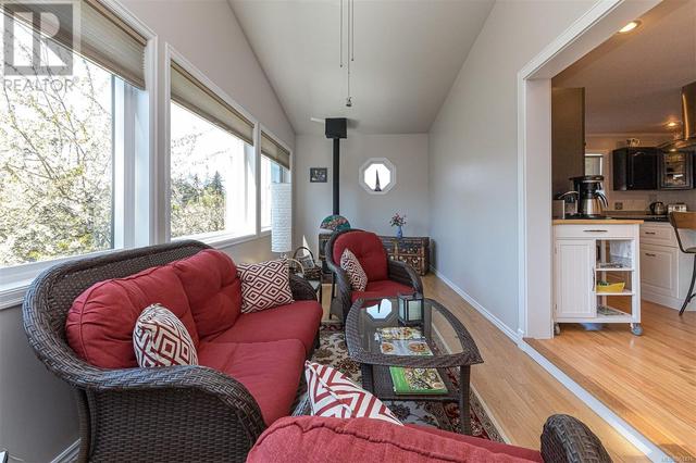 559 Kenneth St, House detached with 4 bedrooms, 3 bathrooms and 4 parking in Saanich BC | Image 22