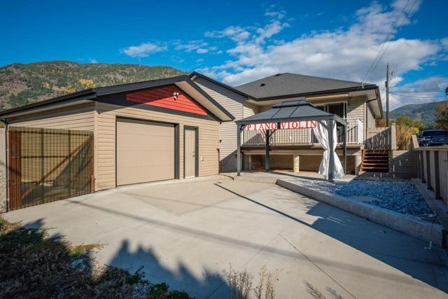 608 6th Avenue, House detached with 4 bedrooms, 2 bathrooms and 6 parking in Castlegar BC | Image 16
