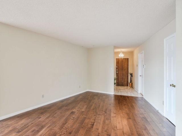 1001 - 4235 Sherwoodtowne Blvd, Condo with 3 bedrooms, 3 bathrooms and 1 parking in Mississauga ON | Image 3
