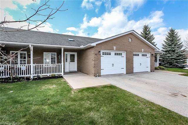90 Meadow Lane, House attached with 2 bedrooms, 1 bathrooms and 2 parking in Wasaga Beach ON | Image 2