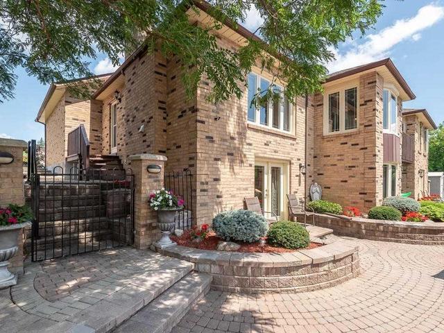 12 Mcarthur Hts, House detached with 4 bedrooms, 5 bathrooms and 4 parking in Brampton ON | Image 19