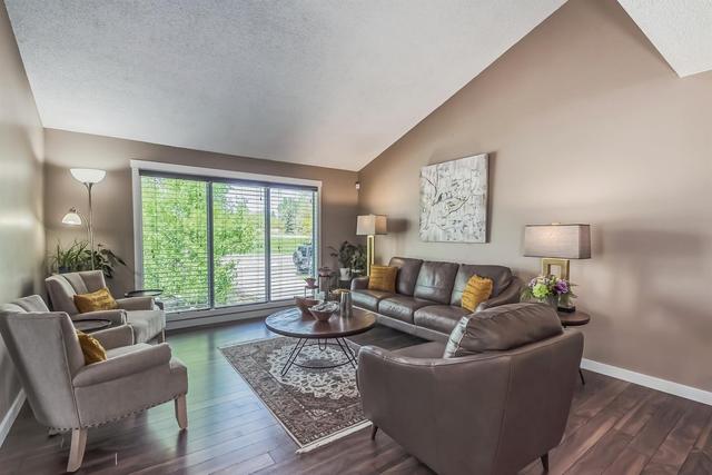 752 Woodpark Boulevard Sw, House detached with 3 bedrooms, 3 bathrooms and 2 parking in Calgary AB | Image 3