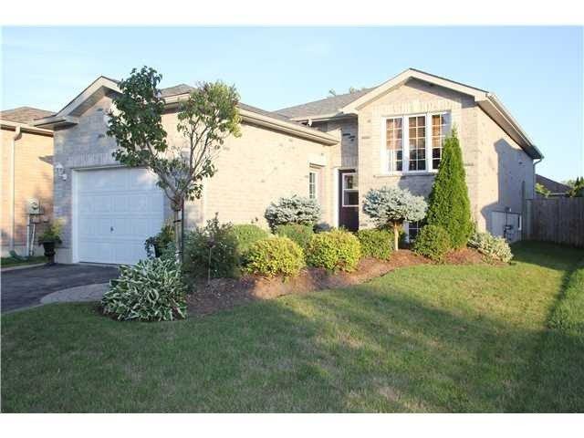 104 Monique Cres, House detached with 2 bedrooms, 2 bathrooms and 2 parking in Barrie ON | Image 1