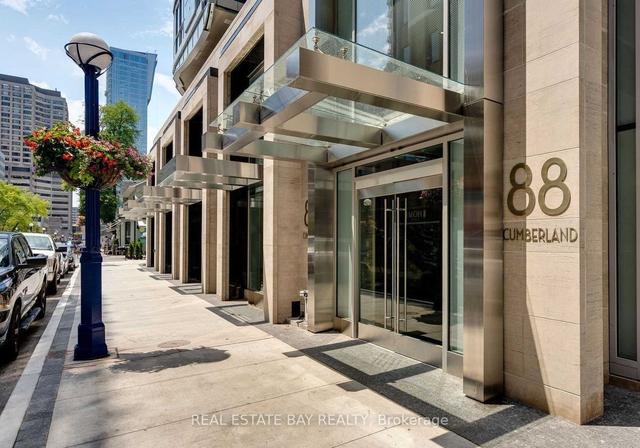 404 - 88 Cumberland St, Condo with 2 bedrooms, 2 bathrooms and 1 parking in Toronto ON | Image 2