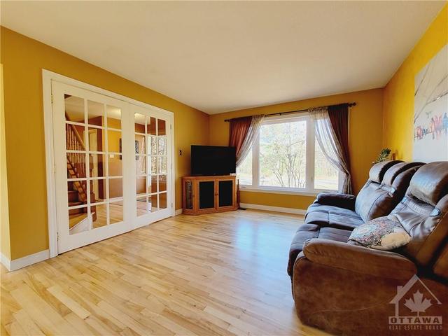 215 Fireside Drive, House detached with 4 bedrooms, 3 bathrooms and 10 parking in Ottawa ON | Image 4