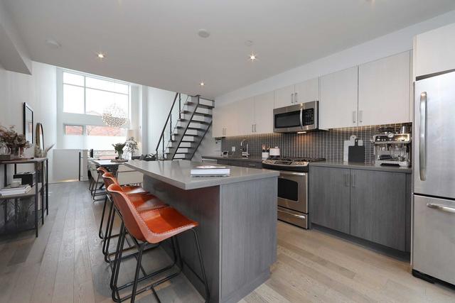 985 Dundas St E, House attached with 2 bedrooms, 3 bathrooms and 1 parking in Toronto ON | Image 7