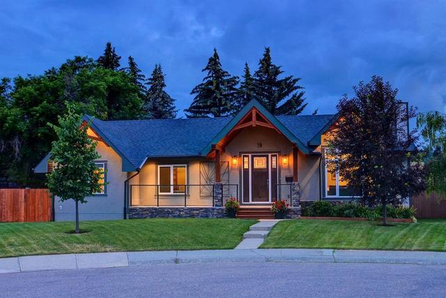 19 Wilshire Place Sw, House detached with 5 bedrooms, 3 bathrooms and 2 parking in Calgary AB | Card Image