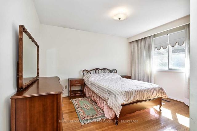 31 Islay Crt, House detached with 3 bedrooms, 2 bathrooms and 6 parking in Toronto ON | Image 15