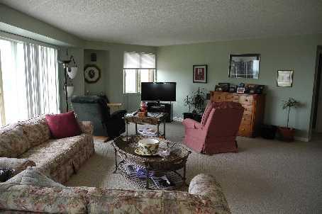 8 Christopher Crct, Condo with 2 bedrooms, 2 bathrooms and 1 parking in Guelph ON | Image 8