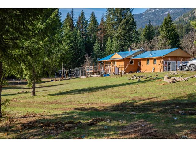 2621 Highway 3a, House detached with 2 bedrooms, 1 bathrooms and null parking in Central Kootenay I BC | Image 12