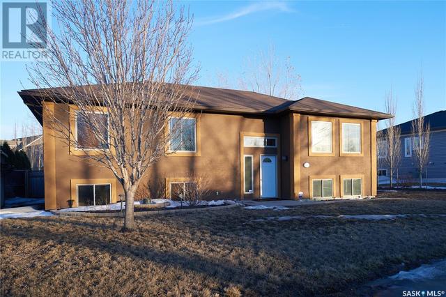 615 James Street S, House detached with 3 bedrooms, 3 bathrooms and null parking in Lumsden SK | Image 1
