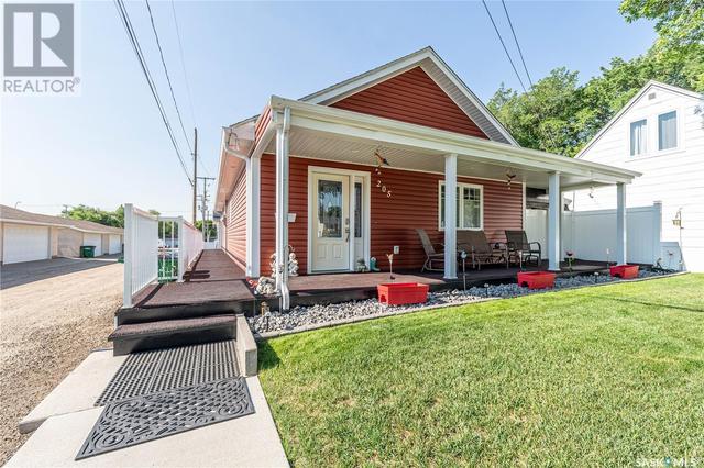 205 Ross Street W, House detached with 3 bedrooms, 2 bathrooms and null parking in Moose Jaw SK | Image 3