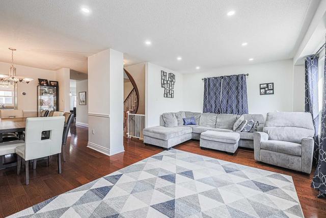 102 Leah Cres, Townhouse with 3 bedrooms, 4 bathrooms and 4 parking in Vaughan ON | Image 3