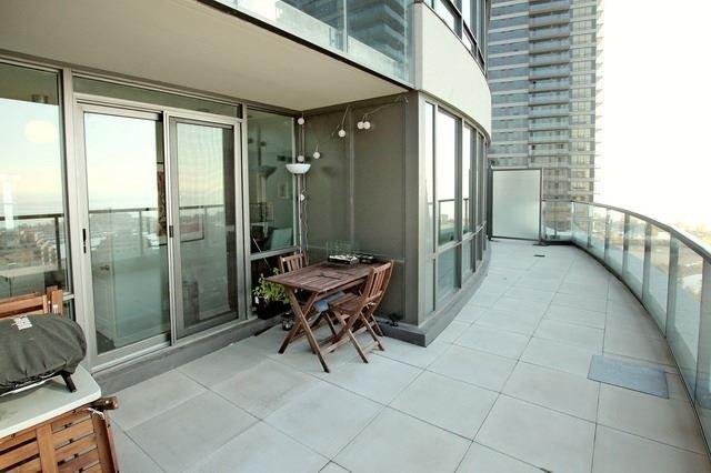 2401 - 15 Legion Rd, Condo with 3 bedrooms, 2 bathrooms and 1 parking in Toronto ON | Image 12