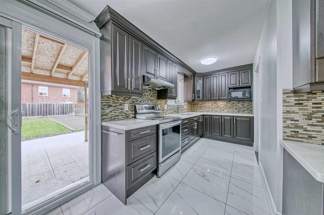 7573 Catalpa Rd, House semidetached with 4 bedrooms, 3 bathrooms and 5 parking in Mississauga ON | Image 3