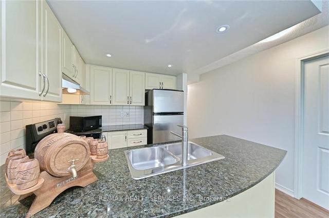 2201 - 9 George St, Condo with 2 bedrooms, 1 bathrooms and 1 parking in Brampton ON | Image 7