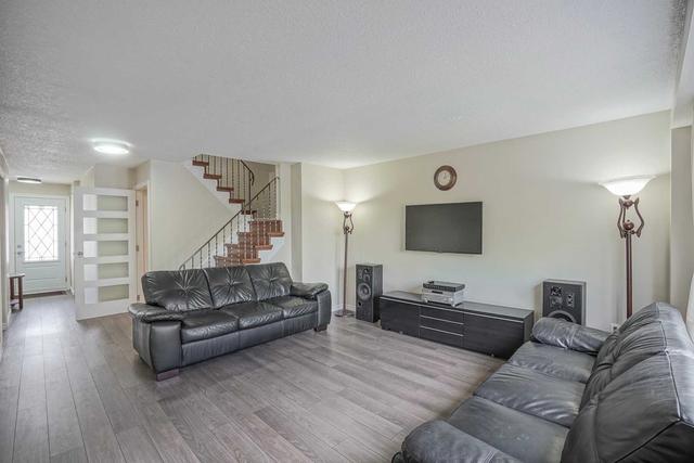29 Junewood Cres, House detached with 4 bedrooms, 3 bathrooms and 3 parking in Brampton ON | Image 6