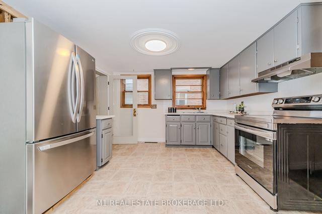 2 Margaret St, House detached with 2 bedrooms, 1 bathrooms and 2 parking in Guelph ON | Image 2