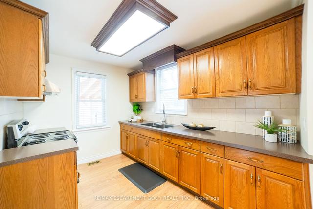 133 West 5th St, House detached with 3 bedrooms, 2 bathrooms and 3 parking in Hamilton ON | Image 4