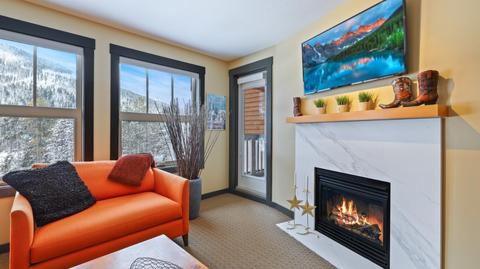 206 - 2064 Summit Drive, Condo with 1 bedrooms, 1 bathrooms and null parking in East Kootenay F BC | Card Image